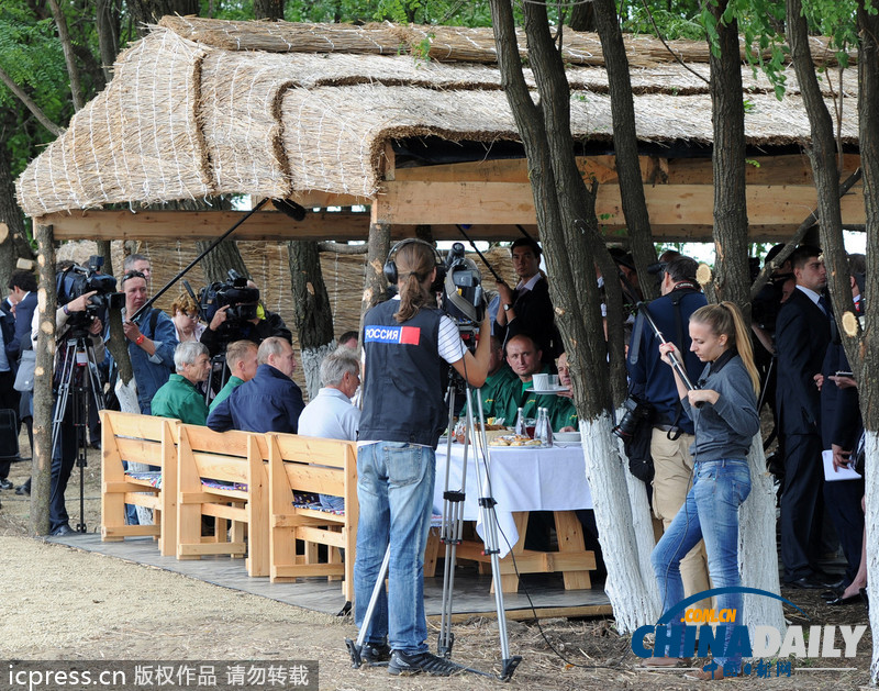 普京視察秋收情況 自稱對著鏡頭很難盡情用餐（圖）