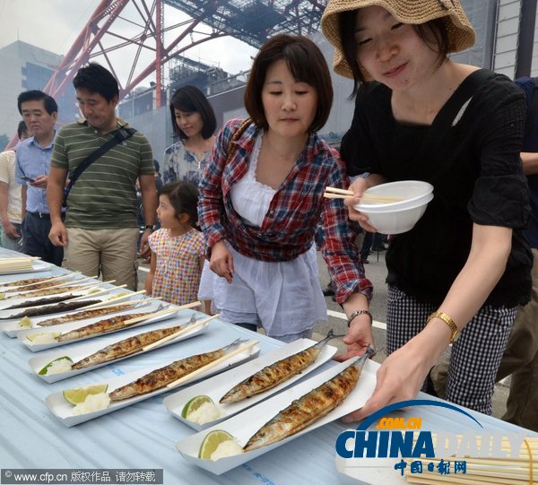 日本地震災(zāi)區(qū)為感恩燒烤5千秋刀魚 東京市民免費(fèi)享用