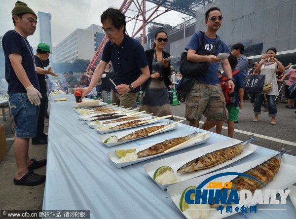 日本地震災(zāi)區(qū)為感恩燒烤5千秋刀魚 東京市民免費(fèi)享用