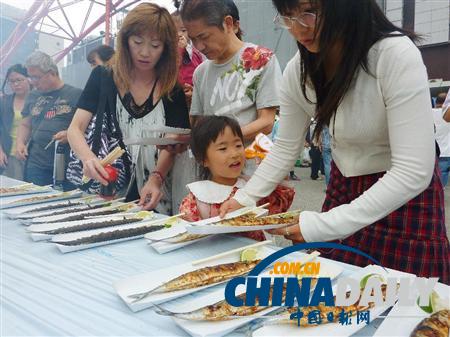 日本地震災(zāi)區(qū)為感恩燒烤5千秋刀魚 東京市民免費(fèi)享用