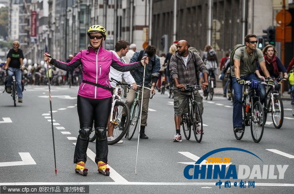 比利時(shí)舉辦“無車日”活動(dòng) 國(guó)王攜家人騎車上街