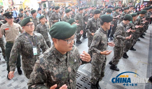 韓國(guó)士兵街頭表演快閃熱舞 鼓勵(lì)青年參軍（組圖）