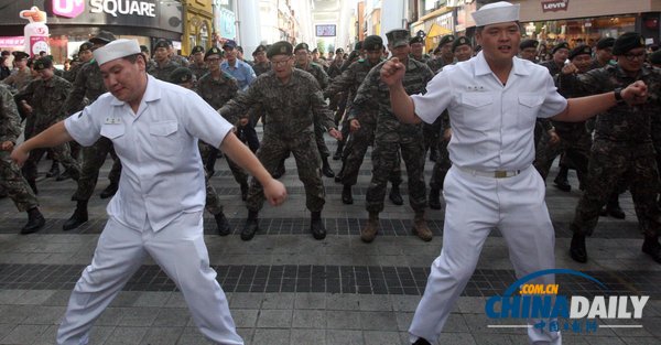 韓國士兵街頭表演快閃熱舞 鼓勵青年參軍（組圖）