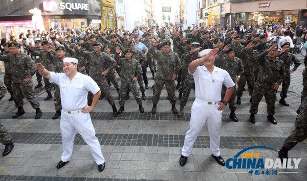 韓國(guó)士兵街頭表演快閃熱舞 鼓勵(lì)青年參軍（組圖）