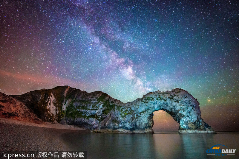 組圖：銀河懸掛英國侏羅紀海岸線上空 亦幻亦仙