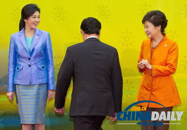 東盟峰會(huì)：越南總理“艷福不淺” 獲韓泰兩美女政客“夾擊”