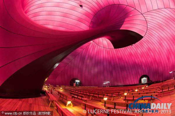 日本建成全球首座充氣音樂廳 紫色球體打造夢(mèng)幻劇場(chǎng)