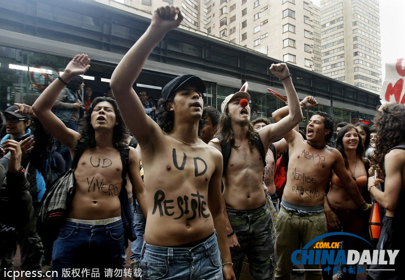 哥倫比亞學(xué)生赤身裸體 抗議教育體系缺陷和財(cái)政赤字