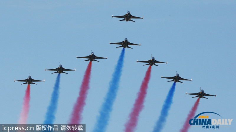 韓國舉行航空博覽會 黑鷹特技飛行隊(duì)炫酷助陣（組圖）