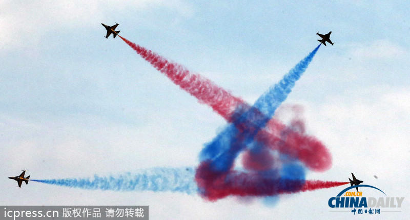 韓國(guó)舉行航空博覽會(huì) 黑鷹特技飛行隊(duì)炫酷助陣（組圖）