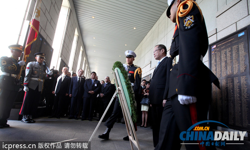 菲律賓總統(tǒng)訪韓 前往朝鮮戰(zhàn)爭紀(jì)念館向陣亡士兵敬禮（組圖）