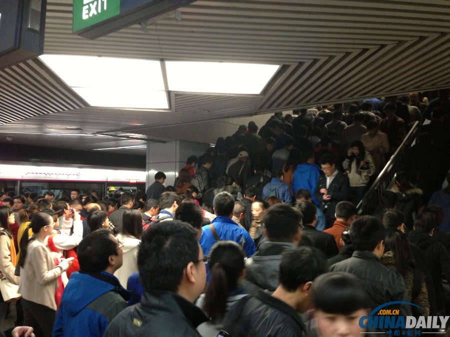 北京地鐵十號線連發(fā)故障 站點限流乘客滯留站外