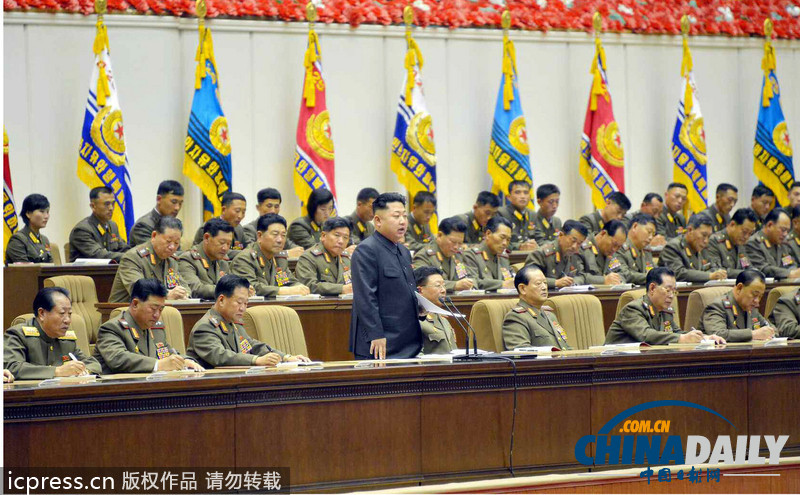 金正恩嘉獎連長政治指導(dǎo)員 與士兵親密合影（圖文）