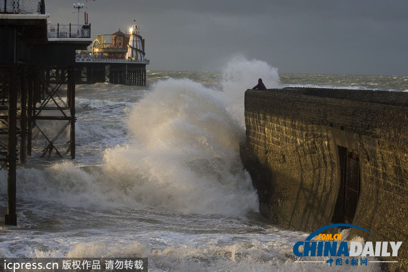 英國(guó)迎戰(zhàn)“颶風(fēng)級(jí)”風(fēng)暴 海陸空交通大受影響（高清組圖）