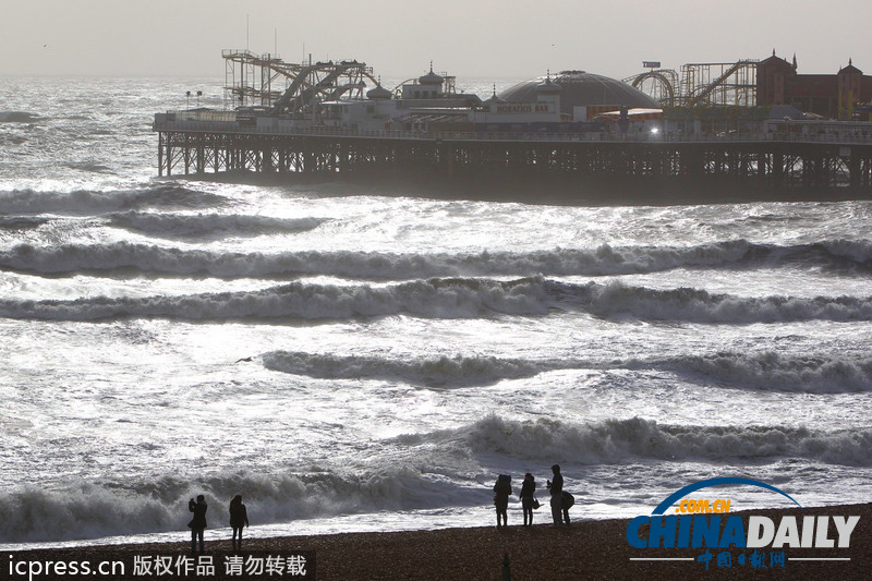 英國(guó)迎戰(zhàn)“颶風(fēng)級(jí)”風(fēng)暴 海陸空交通大受影響(高清組圖)