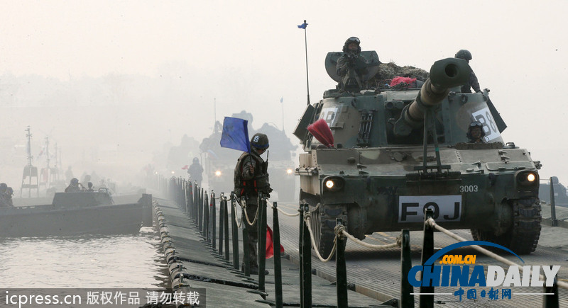 韓國漢江舉行護(hù)國軍演 裝甲車齊出動(dòng)（組圖）