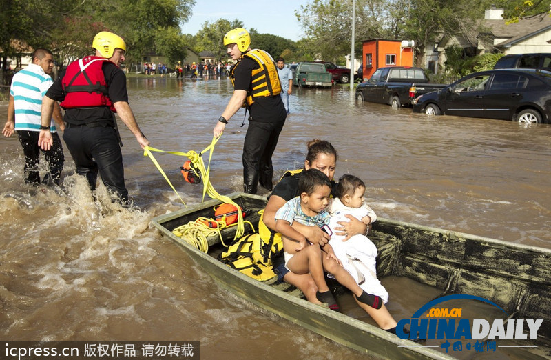 美得州暴雨引發(fā)洪水 居民躲在屋頂?shù)群蚓仍? style=