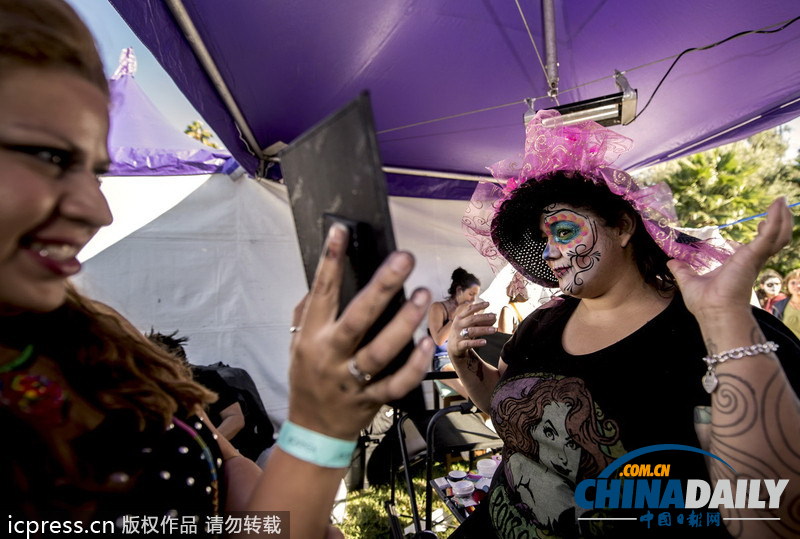 美國好萊塢墓園舉行亡靈節(jié)慶?；顒? valign=