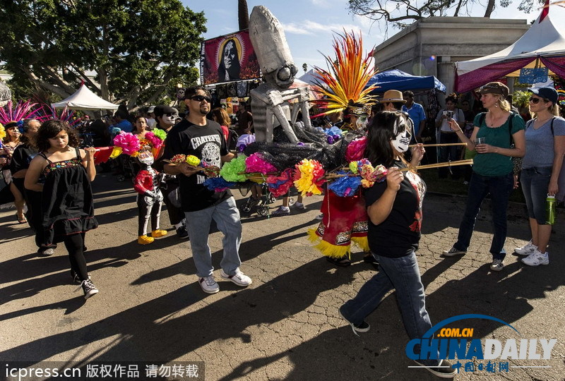 美國好萊塢墓園舉行亡靈節(jié)慶?；顒? valign=