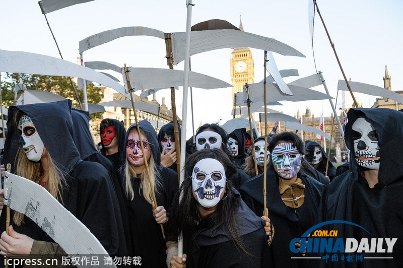 斯里蘭卡民眾扮死神“砍”英國(guó)與本國(guó)官員