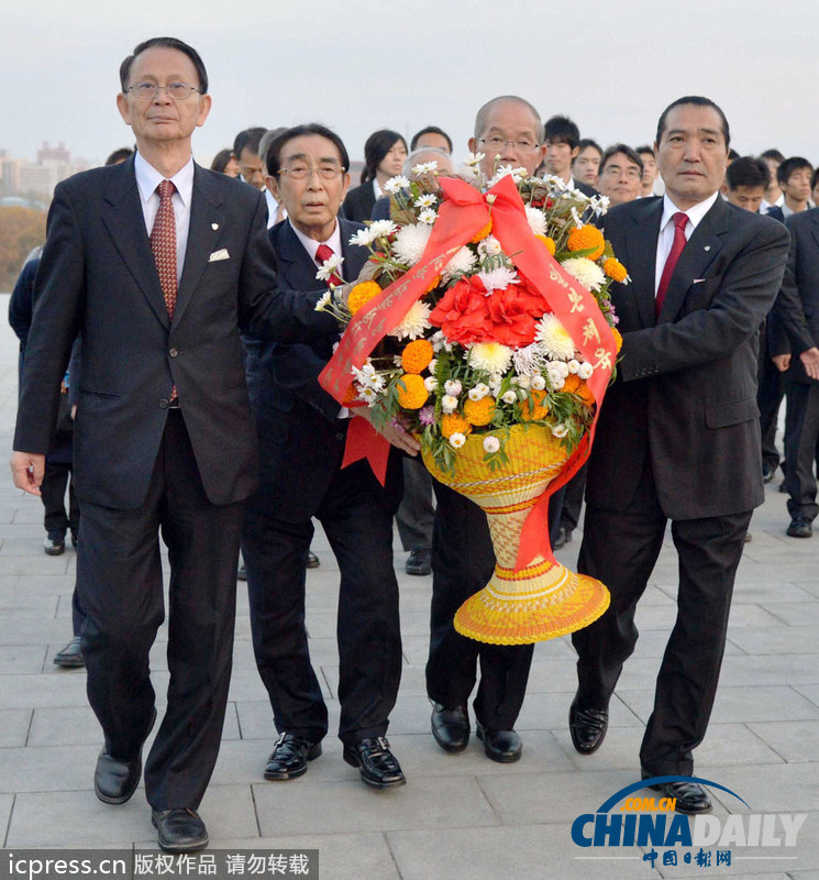 日本體育大學(xué)師生到訪朝鮮 向金日成與金正日塑像敬獻花籃