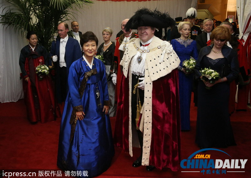 韓國(guó)總統(tǒng)樸槿惠訪問(wèn)倫敦 身穿藍(lán)色韓服參加晚宴