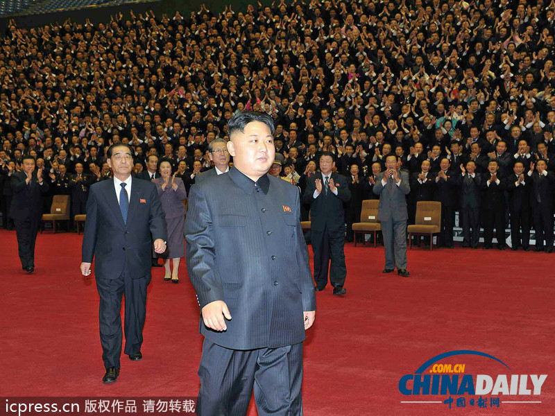 金正恩參加朝鮮科學(xué)技術(shù)大會 同與會者合影留念