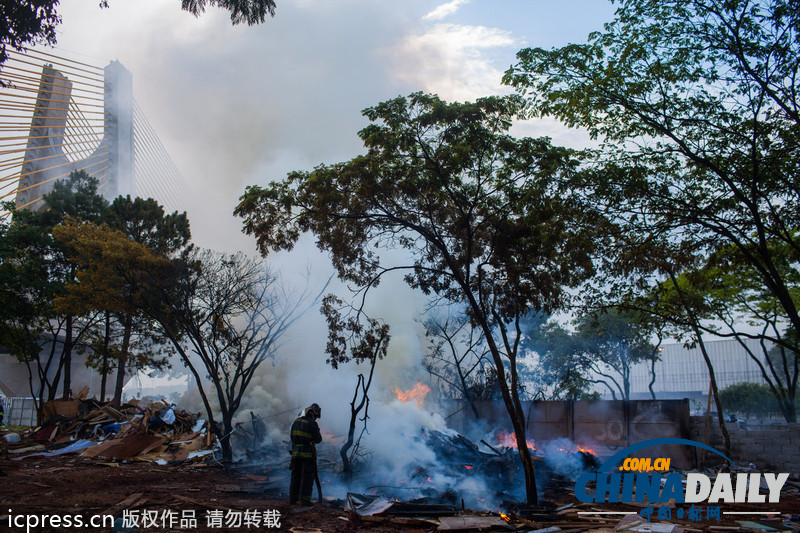 巴西強(qiáng)拆貧民窟迎世界杯引發(fā)抗議（組圖）