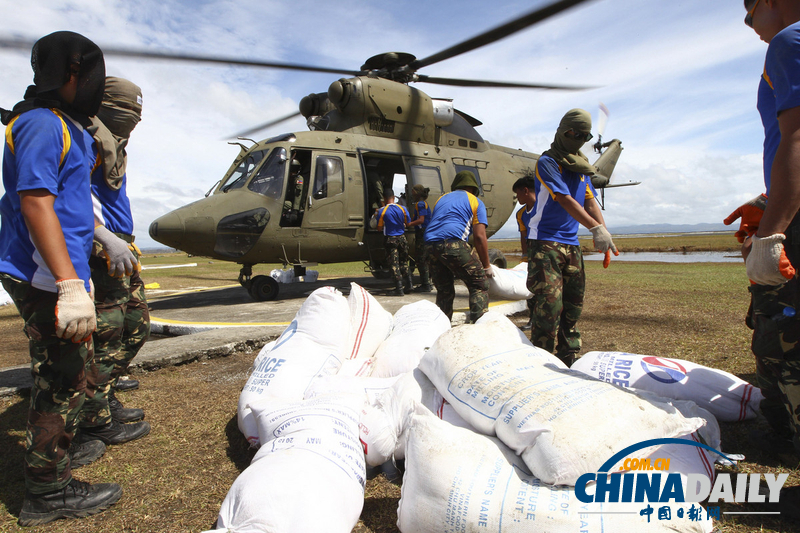 菲律賓空軍向臺風(fēng)災(zāi)區(qū)投擲糧食 災(zāi)民奔跑搶奪