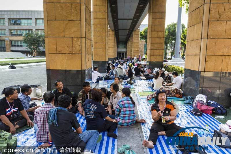 泰國(guó)示威者占領(lǐng)政府要害部門 要求總理英拉下臺(tái)