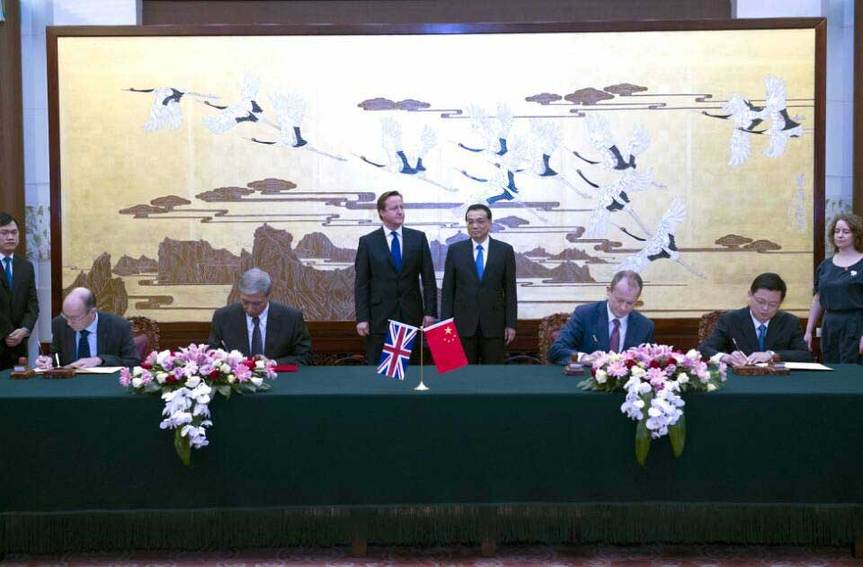 李克強與卡梅倫共同見證中英合作文件簽署
