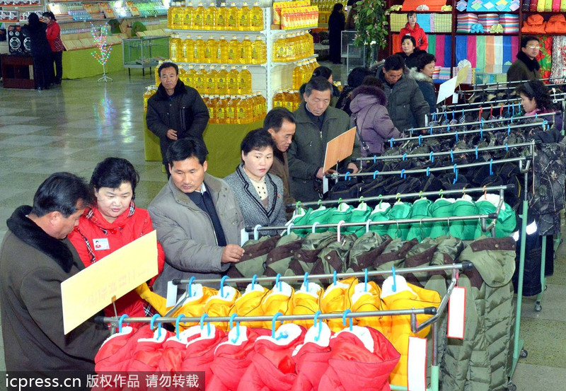 朝鮮平壤第一百貨商店商品展覽會(huì)開(kāi)幕 物品豐富