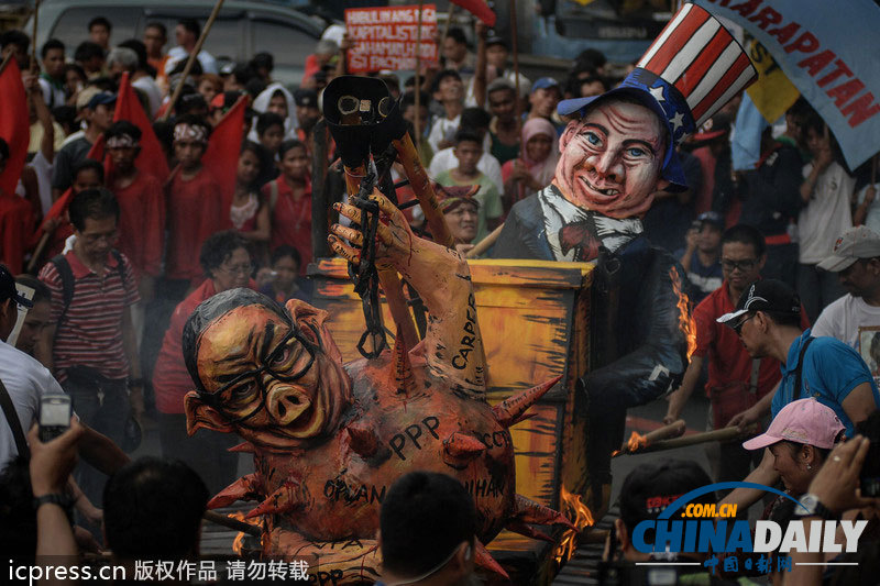 菲律賓民眾焚燒總統(tǒng)阿基諾模型 紀(jì)念國際人權(quán)日