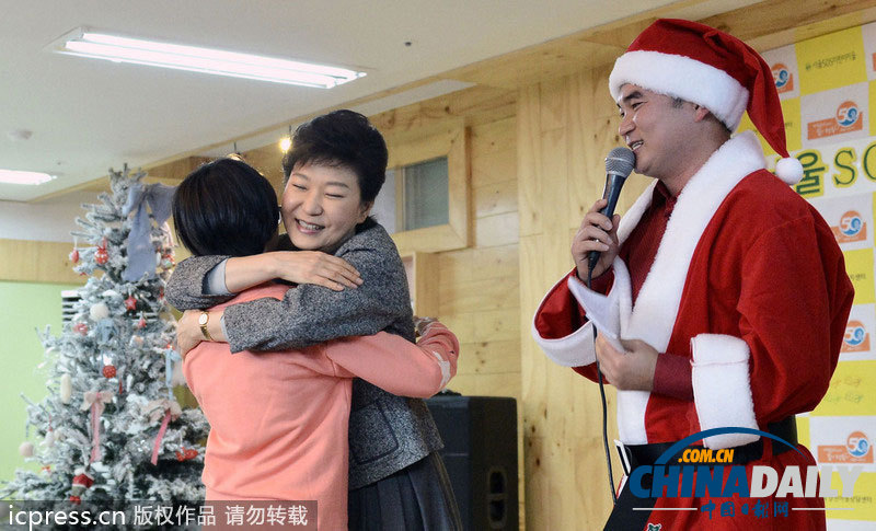 樸槿惠走訪SOS村 與孤兒吃蛋糕做游戲慶祝圣誕