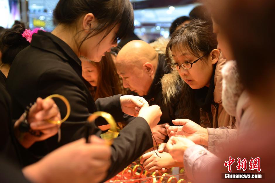 圣誕節(jié)中國多地黃金價格再降 民眾蜂擁搶購