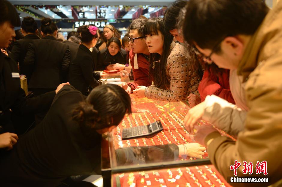 圣誕節(jié)中國多地黃金價(jià)格再降 民眾蜂擁搶購