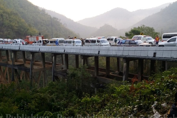 圖：泰國客車墜峽谷數(shù)十人死傷 司機疑疲勞駕駛