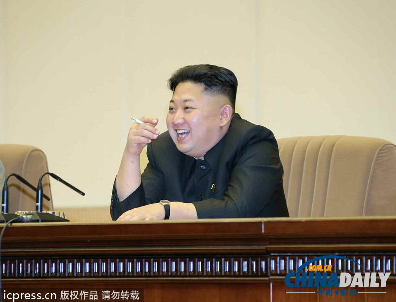 金正恩罕見公開場(chǎng)合抽煙 觀看朝鮮士兵武術(shù)訓(xùn)練