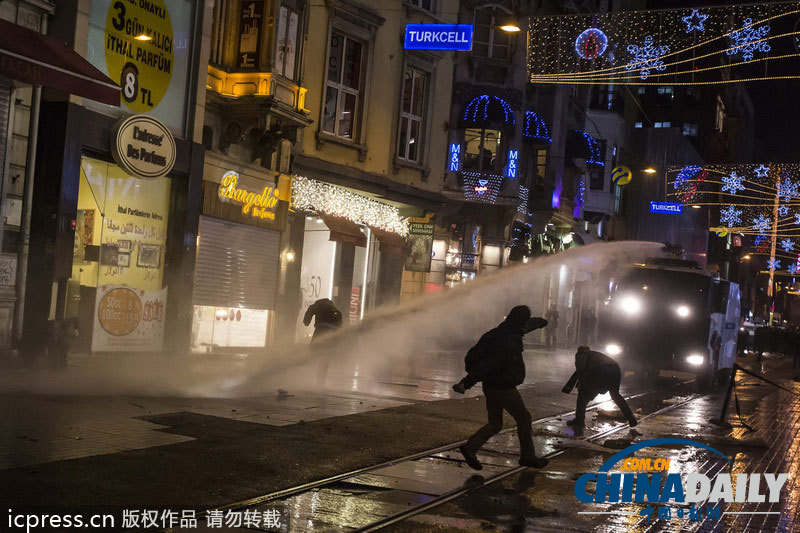 伊斯坦布爾示威轉為激烈沖突 街道一片狼藉