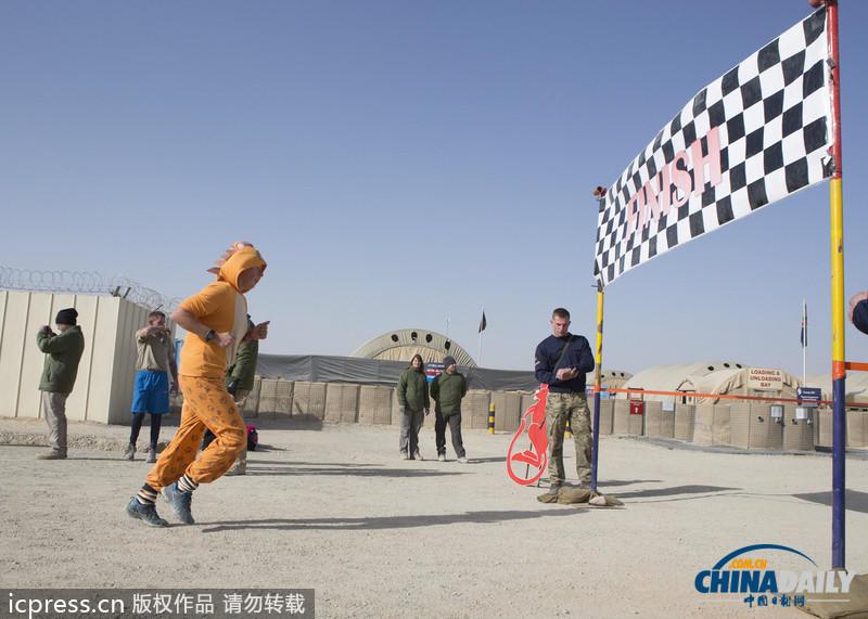 超人、天線寶寶齊上陣：駐阿英軍奇裝賽跑迎新年
