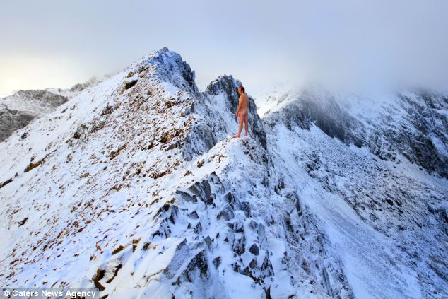 英國登雪山愛好者不畏嚴(yán)寒 近千米高雪山頂裸體行走