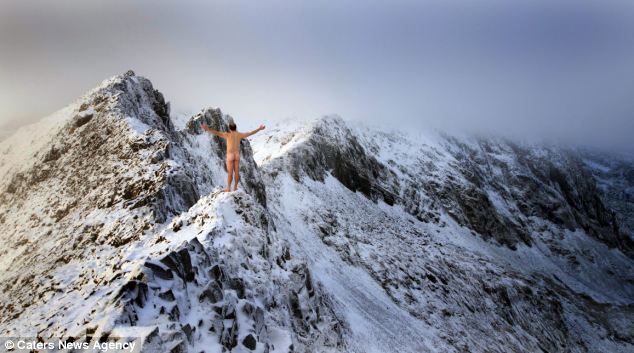 英國登雪山愛好者不畏嚴(yán)寒 近千米高雪山頂裸體行走