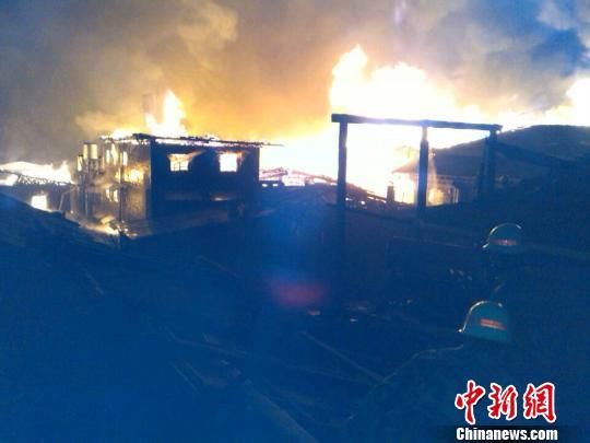 云南香格里拉獨克宗古城突發(fā)大火 仍在撲救中