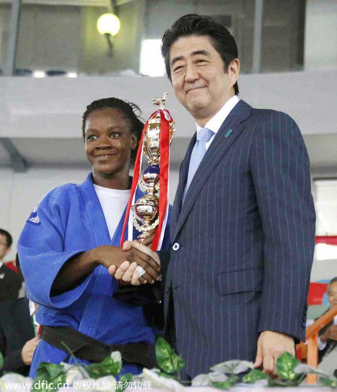 安倍抵達(dá)科特迪瓦展開訪問(wèn) 與總統(tǒng)瓦塔拉交換球衣