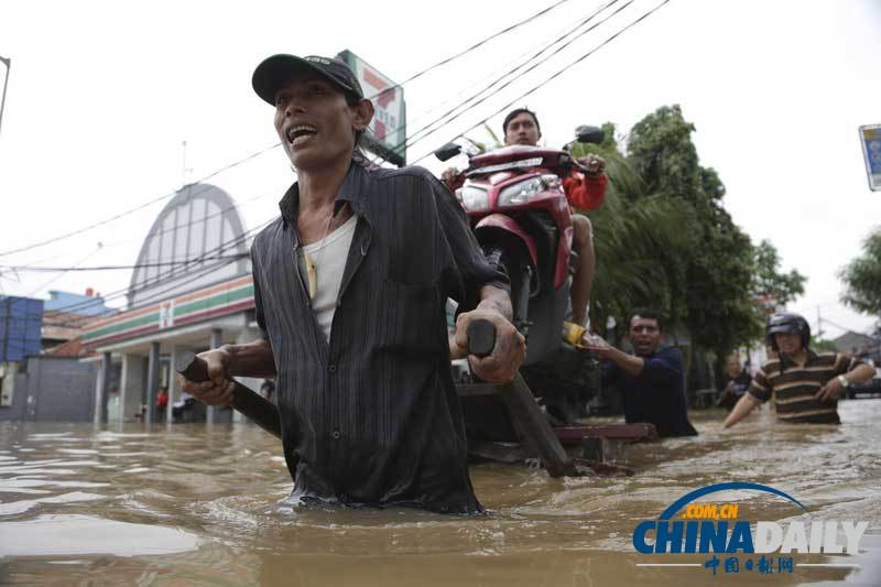 印尼首都被洪水淹沒(méi) 民眾紛紛涉水出逃