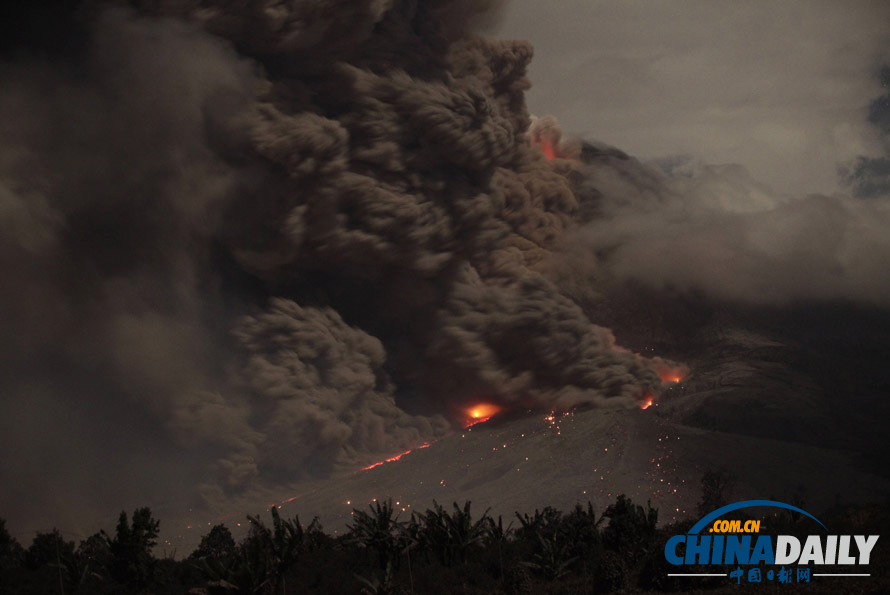 組圖:印尼錫納朋火山持續(xù)噴發(fā) 煙塵滾滾遮天蔽日