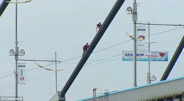 極限運(yùn)動(dòng)愛(ài)好者握住同伴手腕懸掛115米高空