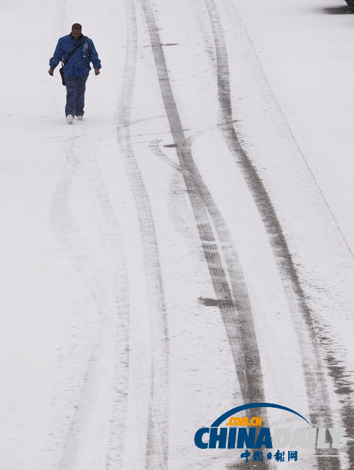 美遭罕見大雪襲擊五州進(jìn)入緊急狀態(tài) 游客借噴泉暖手