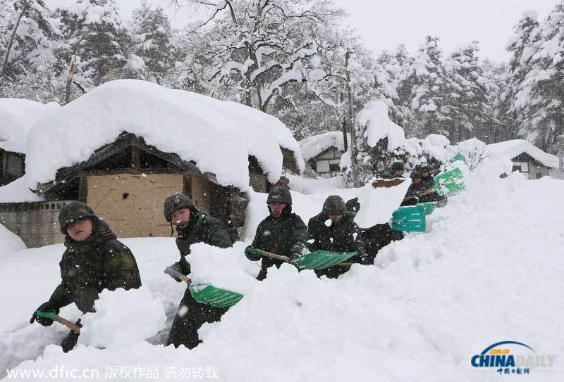 韓國(guó)暴雪持續(xù)5日 汽車被埋紅綠燈遭積雪覆蓋