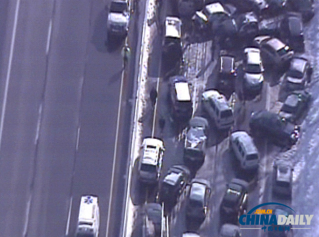 美車輛連環(huán)相撞致多車報(bào)廢場面慘烈 或因路滑引起
